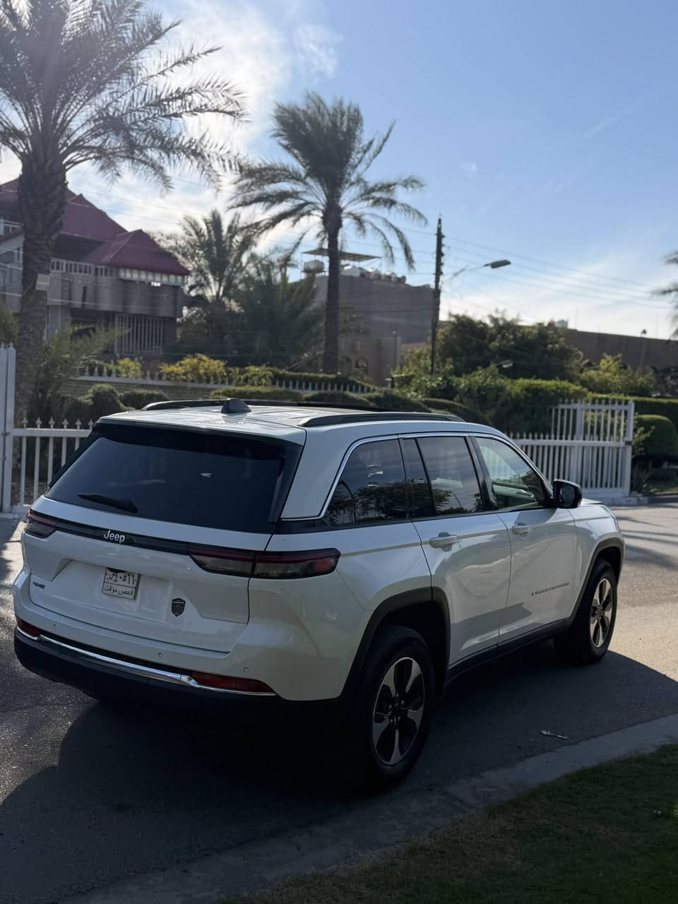 السلام عليكم جيب كراند شيروكي 4XE 2024 وارد امريكي ابيض  لمتيد فول سياره
Jeep Grand Cherokee 4Xe 2024 المكينه : 2000  تيربو + هايبرد + بلك ان 
المسافة المقطوعة : 40 الف 
الضرر : فقط طعجه بالبنيد بدون ايرباك 
حالة الايرباك : سليم مطاك ولا ايرباك
#مواصفاتها
1.شاشه 
2.بصمه
3. تشغيل عن بعد
4.دمام خلفي
5.كشنات جلد
6.كشن السايق ميمري
7.كشنات كهرباء
8.صندوك كهرباء
9.حساسات خلفيه
10. قطع تبريد 
11.اشاير بالمري
12.رادار امامي
13.رادارات 360
14.ثلاث وضعيات قياده
15. بنوراما فتحتين
16. كير ماوس
17. نظام منحدرات
18. هيترات بالكشنات 
19.ويل كب كروم
20.لايتات لد
21.بكلايت لد
22.كشافات
23.بصمة ابواب
فول مواصفات 1/1 تحويل ثاني يوم
#السعر : 31500  
تفاصيل اكثر هذا رقمي 
*********** او ***********
مكاني بغداد حي الجامعه شارع الربيع
