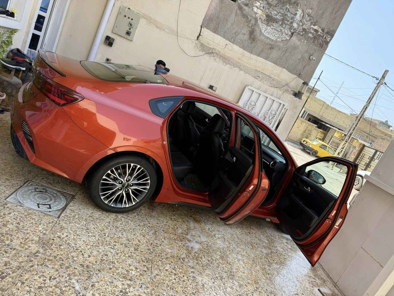 السلام عليكم من رخصة الادمن كيا فورتي جيتي لاين موديل 23مكينه 2000 وارد امريكي حادثها باب الخلفي وشويا من الجاملغ بدون ايرباك السياره جاهزه تخم تاير جديد رقم بغداد بسمي صور الحادث مرفقه بل منشور السعر 155 وبيها مجال حك الجية العنوان بغداد التاجيات ***********
