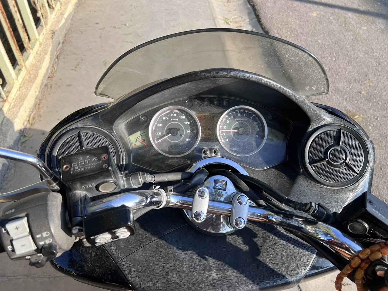 سلام عليكم 010دراجه كامله ومكفوله نقصها تريشه اليسره مكينه ممفتوحه مكانها ديالى سعرها14وبيها مجال حك الجيه ***********
