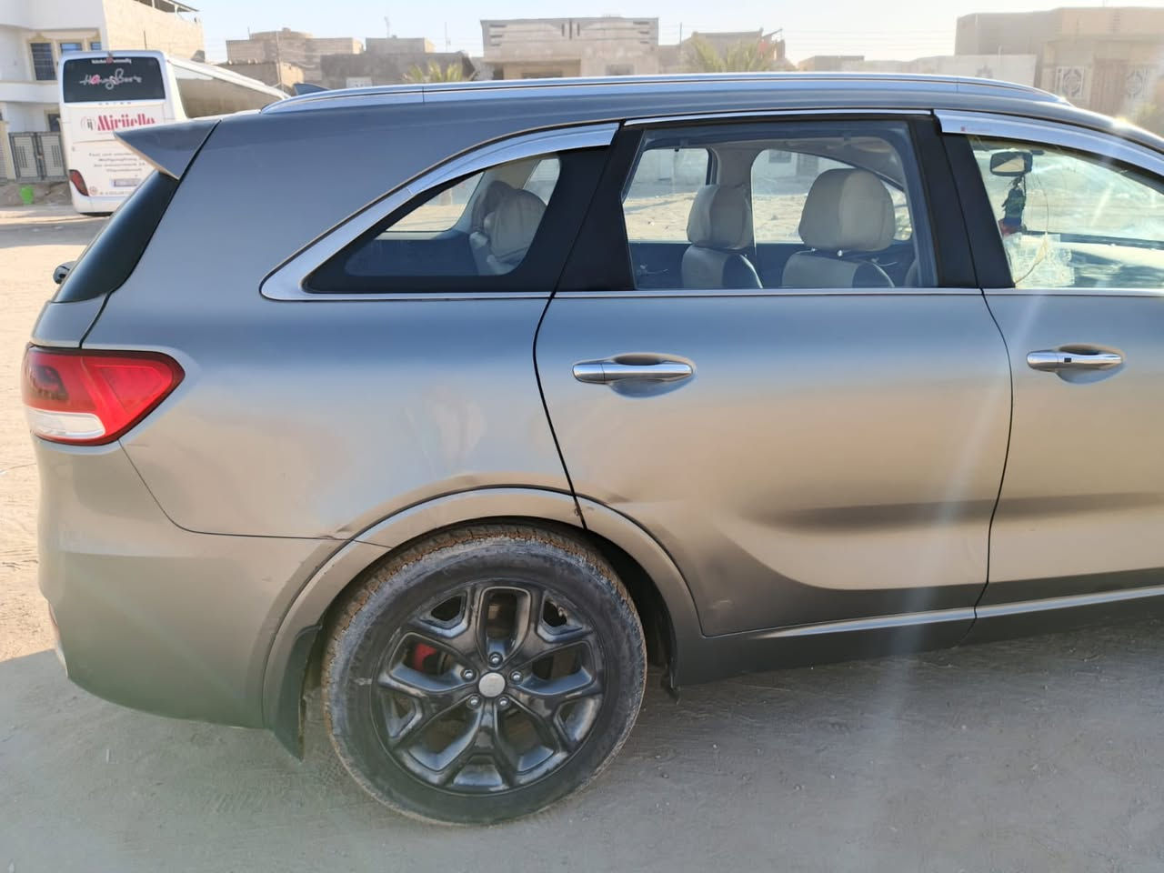 للبيع  سيارة سورينتو فئة  sx محرك 6 سلندر وارد امريكي موديل 2016🛡️ أنظمة الأمان
🔹 وسائد هوائية أمامية وجانبية وسقف
🔹 ABS + EBD (نظام مانع انغلاق الفرامل وتوزيع الفرامل)
🔹 نظام ثبات السيارة VSM / ESC
🔹 حساسات ركن أمامية وخلفية
🔹 نظام مراقبة ضغط الإطارات (TPMS)
🔹 نظام مراقبة النقطة العمياء الراحة والميزات الداخلية
✔️ عدد المقاعد: 7 (3 صفوف)
✔️ مقاعد أمامية كهربائية 
✔️ تكييف أوتوماتيكي ثلاث قطع
✔️ شاشة نظام ترفيهي/معلومات مركزية
✔️ عجلة قيادة متعددة الوظائف
✔️ حساسات ركن وكاميرا خلفية
✔️ فتحة سقف بانورامية 
✔️ تدفئة للمقاعد 
رقم بغداد بأسمي 
تبريد 3 قطع 
جاهزة من كلشي 
حدادية 
مكينة وگير خير من الله 
كشنات كهربائية 
السيارة ماشية 
100ميل
السعر رايدهه 180
رقم /***********
البصرا الزبير
