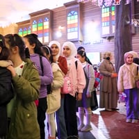 خلو رحلة طلابكم غير شكل 😍🎉 وخلّوهم يعيشون يوم مليان ضحك، لعب وفائدة بن...