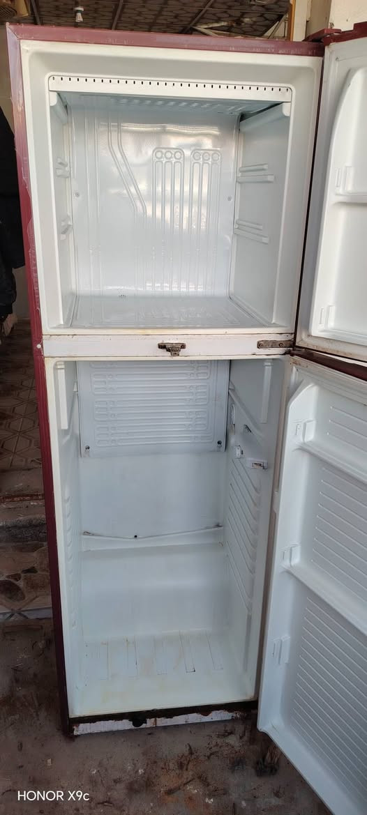 ثلاجة كاملة ونضيفة شرط الفحص السعر ١٥٠مكان بعقوبة المفرق فلكت نهودة للتواصل ***********
