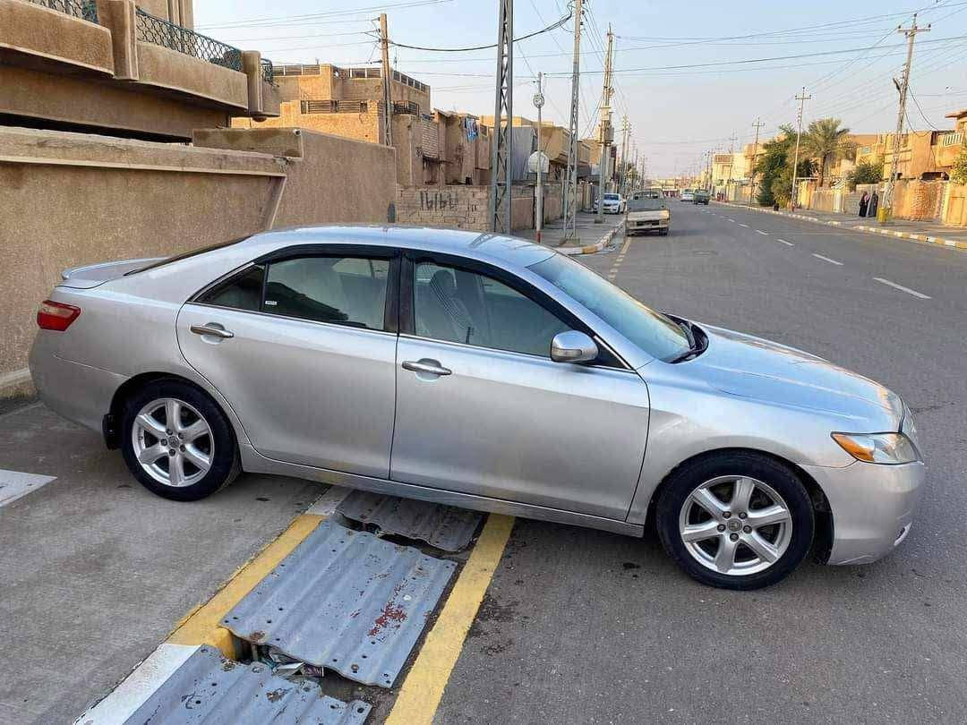 كامري موديل ٢٠٠٧ امريكي 
سياره مصبوغه حزام وبيها جراد صفحة السايق 
حداديه جيده 
كير خير من الله
تبريد ثلج  
محرك 2400 بيه تبخير قليل
رقم سياره بغداد بااسمي تحويل ثاني يوم 
سياره جاهزه 
مكان سياره الفلوجة 
السعر 93$ وبيه مجال كلش بسيط
***********
