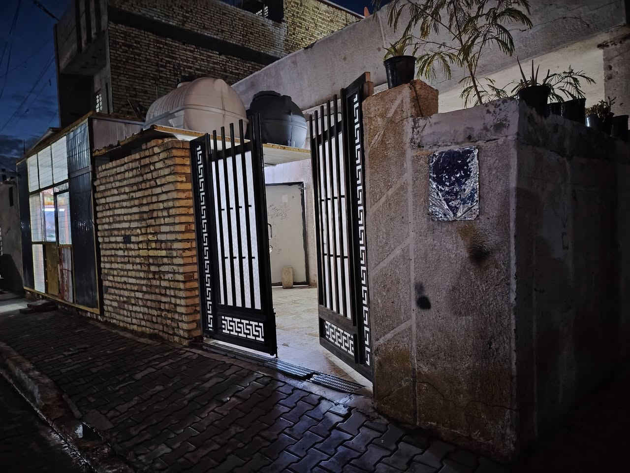 السلام عليكم بيت للبيع المساحه 220 متر ركن الوجه 10 والنزال 22...طابقين.... يحتوي على أسواق... الطابق الأول يحتوي على غرفتين نوم واستقبال وهول ومطبخ +حمامات داخليه وخارجيه... الطابق الثاني غرفتين نوم+ حولي + حمام المكان مسقط خلف البانزين خانه... السعر 95 وبي مجال.. للاستفسار التواصل واتساب عبر الرقم ***********
