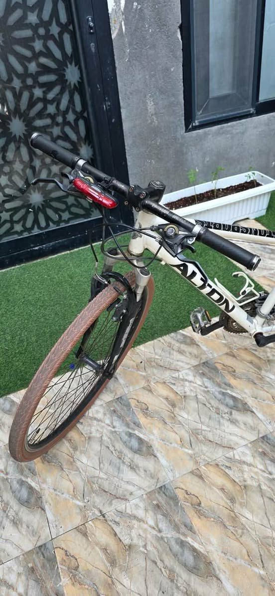 بليسكل C700 باله دبل امامي شغال بدالات شيمانو أصلية كله على البلاد فقط التايرات مبدله 
***********
