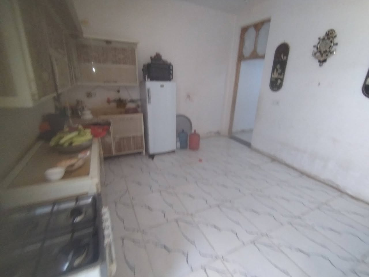 مشتمل للبيع يحتوي على ستقبال ومطبخ وصاله وغرفه وغرفه فوك  كامل كله بورك و الارضيه بورسلين مطبكه  قرب  قريب على شارع خدمات كامله كهربائ مولده قرب الطاقه مال كهرباء قريب علة علويه شريفه بت الحسن  الستفسار ***********
