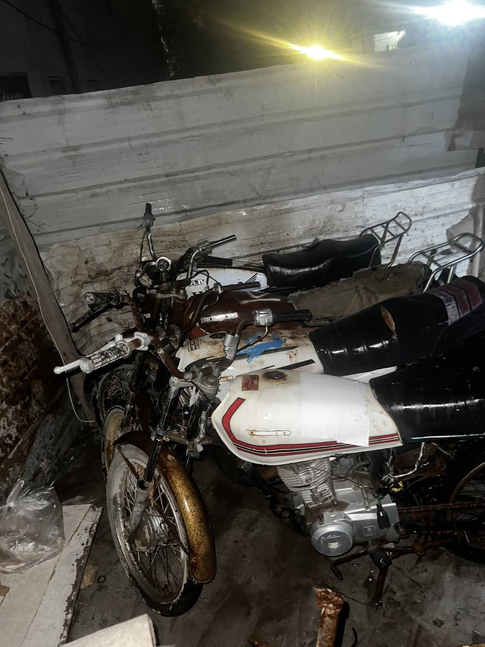 سلام عليكم دراجات  أدوات للبيع ايراني مكاين نضاف سعر الوحده ٢٠٠ وبيها مجال قليل حك جيه مكاني بصره الجزائر رجائا المو شراي لا يراسل لتواصل ***********
