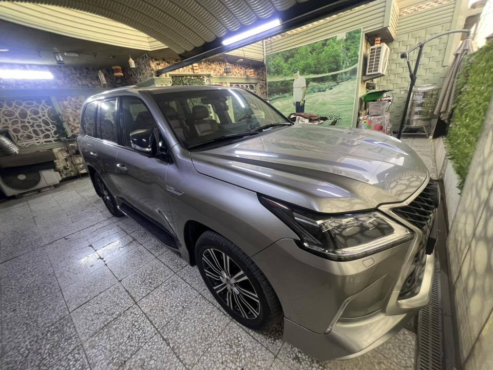 للبيع – Lexus LX 570
موديل 2020 / سوبر سبورت
رقم بغداد مميز 

أعرض للبيع مركبة لكزز Lexus LX 570 سوبر سبورت – أعلى فئة،
والسيارة تحت إشرافي المباشر منذ دخولها، مع استخدام منتظم 

📌 الحالة العامة
• السيارة بحالة ممتازة واستثنائية
• جديدة ونظيفة جدًا
• خالية من الصبغ والضرر نهائيًا
• المسافة المقطوعة 45,000km حقيقي ومضمون
• الفحص متاح لدى أي جهة يعتمدها المشتري

📌 الفئة والمواصفات
• فئة سوبر سبورت – فول مواصفات
• محرك V8 – دفع رباعي 
• داخل جلد احمر كورو  فاخر بحالة ممتازة
• تبريد وتسخين مقاعد
• كاميرات محيطية + حساسات
• بصمات كاملة + كارت 
• أنظمة أمان ومعلومات متكاملة

– تغليف وحماية شاشات المقصورة
• ملحقات وأغراض السيارة مكتملة 100% (بصمات، كارت، أدوات)

📌 الضمانة والإثبات
أتحمل مسؤولية حالة السيارة وممشىها الحقيقي
والفحص شرط من الدعاميه للدعاميه دون أي تحفظ

📍 الموقع . بغداد الدوره 
🚘 الملكية: رقم بغداد – باسمي شخصيًا 
الاستفسار اكثر.***********
