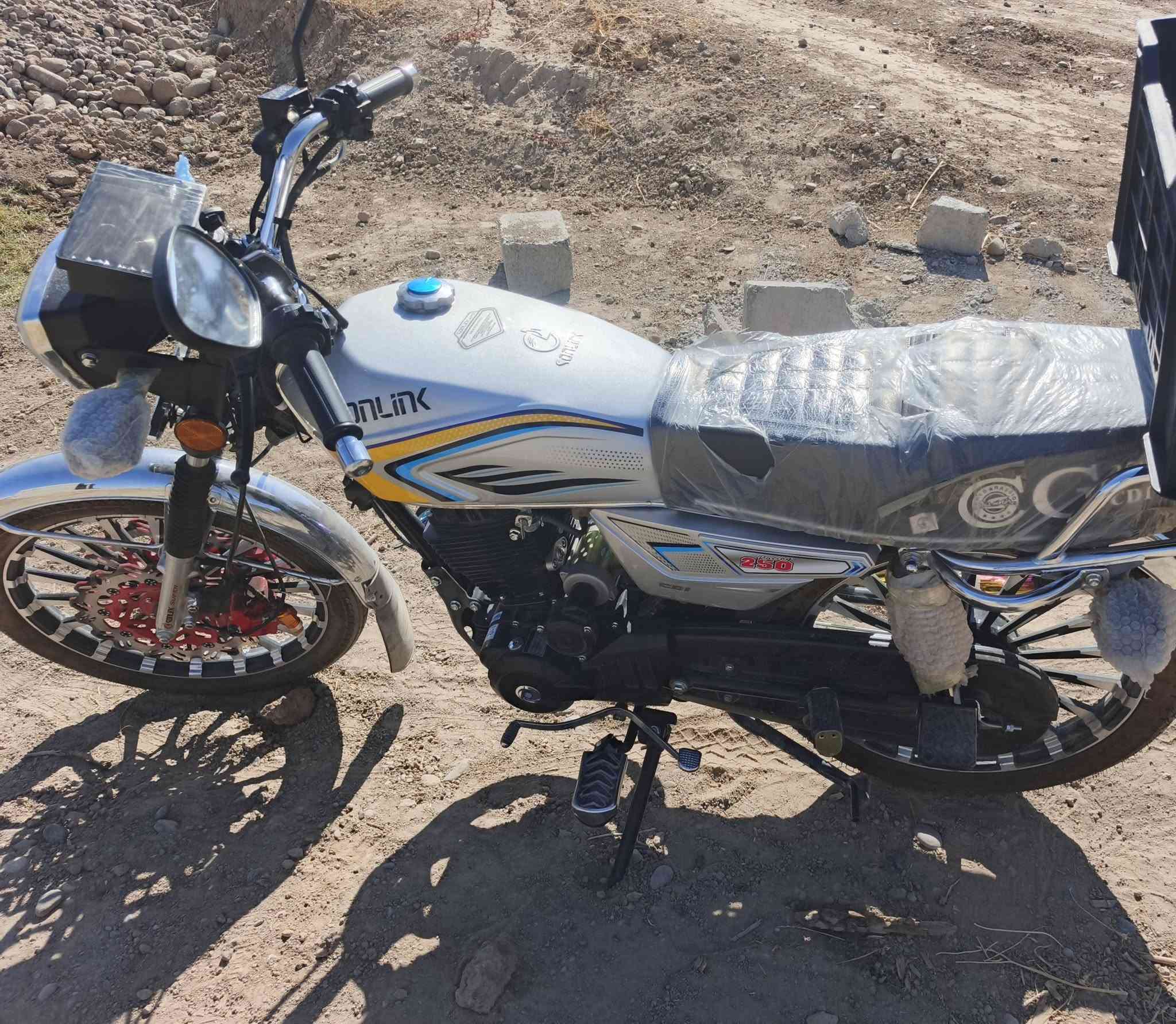يالله 
سلام عليكم ورحمة الله وبركاته 
موطور سيڤان موديل 25 محرك 250CC بعدو بوضع الشركه صار شهرين من اشترين  جديد نضيف كلشي ما عايزو كهربياتو كلها شغاله  سعر 1,200,000 وبي مجال قليل
هاتف ***********
