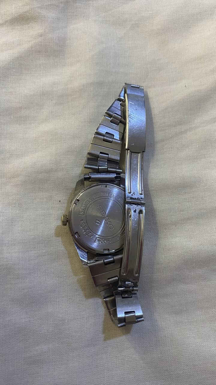 معروض للبيع ساعة سيكو (Seiko) ميكانيكية قديمة (Vintage) أصلية، تعود لفترة أواخر الستينيات.
أبرز تفاصيل الساعة:
 الماركة: Seiko ياباني أصلي.
 الميناء: أرقام عربية كلاسيكية مميزة جداً.
 الحالة: الساعة أصلية بالكامل مع السوار المعدني الخاص بها (الشدة الأصلية).
 إصدار قديم ونادر: مكتوب على الواجهة كلمة Waterproof (مما يعني أنها إصدار ما قبل عام 1971)، وتحمل شعار مصنع ديني التاريخي (Daini symbol) فوق رقم 6.
 الهيكل: فولاذ مقاوم للصدأ (Stainless Steel).
 رقم الحركة/الموديل (موجود بالخلف):


**إذا كنت صاحب هذا الإعلان وتريد حذفه لأي سبب، رجاءا أرسل رسالة إلى الدعم الفني**