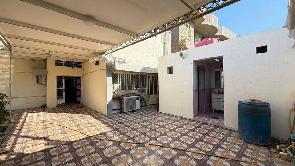 السلام عليكم دار للبيع
( طابو صرف ) المساحة (٤٠٠ متر ) البيت كبير ونظيف وديكورات جميلة وحديثة مساحة البناء ( تقريبا ٣٠٠ متر )يرهم ايضا مشروع مدرسة اهلية او روضة بسبب كبر المساحة والموقع قريب ع الشارع الرئيسي لطريق حلة - ديوانية ويحتوي ايضا على حديقة كبيرة وطارمة ومناور خارجية حول البيت والجيران من افضل الناس .
الموقع: بابل - الهاشمية - حي المصطفى  . 
تفاصيل البيت بالضبط
الواجهية: ١٦ متر
النزال: ٢٥ متر
الطابق الأول يحتوى على:
٣ غرف نوم :
الغرفة الاولى : ٣ * ٤ متر 
الغرفة الثانية : ٥ * ٤ متر
الغرفة الثالثة : ٦ * ٤ متر
الاستقبال : ١٠ * ٤ متر
المطبخ :  ٦* ٤ متر 
الصالة : ٦ * ٥ متر بدون المنور الداخلي والدرج. 

مجمع صحيات عدد ٢ خارجي وداخلي ومساحة كبيرة .

الطابق الثاني يحتوي على غرفتين :
غرفة ٤ في ٤.٥
وغرفة ثانية كمخزن مستخدمة بمساحة ٥ * ٢.٥.  
السعر  الاتصال ع صاحب الدار ***********
