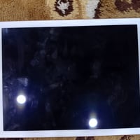 الجهاز الموجود في الصورة هو جهاز iPad Pro (9.7 بوصة). ذاكره 32/🔋 بطاري...
