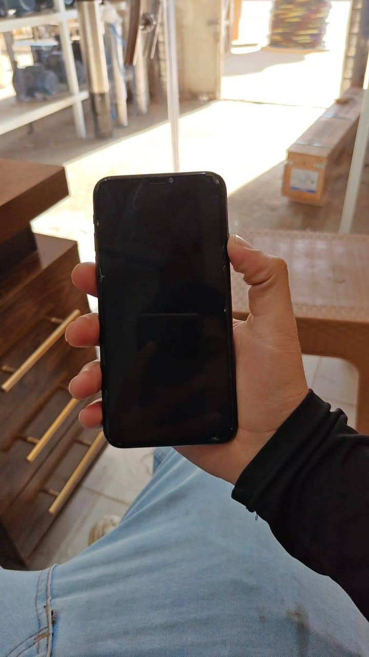 ايفون 11pro max ذاكره 256 بطاريه 73 مستبدل فقط شاشه  وضهر مفطر كله شغل سعر ٢٢٥ بي مجال ***********
