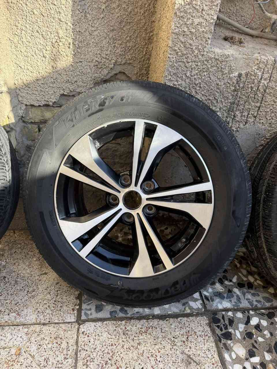 السلام عليكم اخوتي الطيبين عندي ٣ وياله نيسان سنترا ٢٣ مال كصه قياس ١٦/٦٠/٢٠٥ تايرات انتاج ٢٣ نضيفات كلش لاعواج ولا لحيم بدون حساااااس تايرات جدد رايدهن تلاثتهن ب٣٠٠ وبيهن مجال بسيط حك الجيه يعني التك ب١٠٠ الف كامل هوه وتايره واني خادم   مكاني بغداد حي التراث قرب تقاطع درويش وقرب البياع ***********
