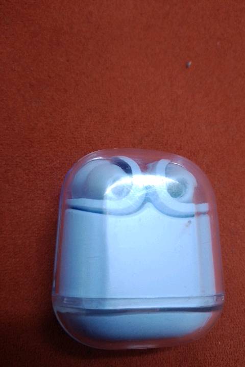 سماعات بلوتوث عالية الجودة بحالة ممتازة مع علبة شحن مرفقة تعرض نسبة البطارية. تصميم مريح وخفيف الوزن لسهولة الاستخدام والراحة أثناء الحمل. مثالية للاستماع للموسيقى أو المكالمات الصوتية بجودة عالية.