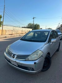 نيسان فيرسا2011 حادثها دعاميه فقط بدون ايرباك وبيها شكم قطعه صبغ اثر ج...