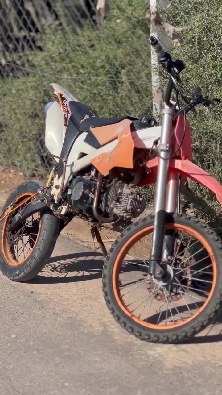 للبيع للبيع 
سلام عليكم قفاز كوري اصل مكينه 125cc دراجه خير من الله مكينه نصيفه نواقصها بس عمبار بريك وموجود انطيك رقم يجيبونه الك السعر 450 وبيها مجال بسيط للشراي خاص او واتساب ***********
