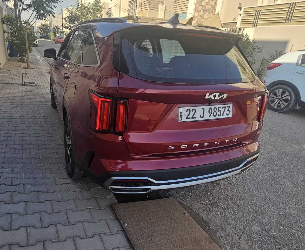 سورنتو للبيع 
موديل22 فول مواصفات 
فتحه سقف بانوراما
‏بصمة + بصمة أبواب 
‏رادار امامي 
‏توقف ذاتي عنده رجوع 
‏كراسي سايق كهرباء
كراسي جلد 
‏سبعة راكب 
المحرك
2.5 لتر، 4 سلندر GDI.
مصابيح LED أمامية.
تشغيل ذكي (Smart Key).
تشغيل السيارة عن بعد من الريموت.
سقف ريل (Roof Rails). 
7 مقاعد (3 صفوف).
شاشة وسطية 8 إنج.
دعم Apple CarPlay وAndroid Auto.
مكيف أوتوماتيك ثنائي المناطق.
مقعد السائق كهربائي.
شاحن USB للصفوف الخلفية. 
تحذير النقطة العمياء.
تحذير حركة المرور الخلفية.
حساسات خلفية.
المحافظة على المسار.
الكبح التلقائي للطوارئ.
سياره بدون ايرباك حادثهه جنطه خلفيه وجاملغ خلفي ع بارد شرط بجم بلاد مال شركه
ماشيه 49 ميل 
رقم اربيل بسمي تريد وكاله تريد مداور 
مكاني بل حله مركز مدينه السعر235 ورقه وبيهه مجال شي بسيط 
 ***********
