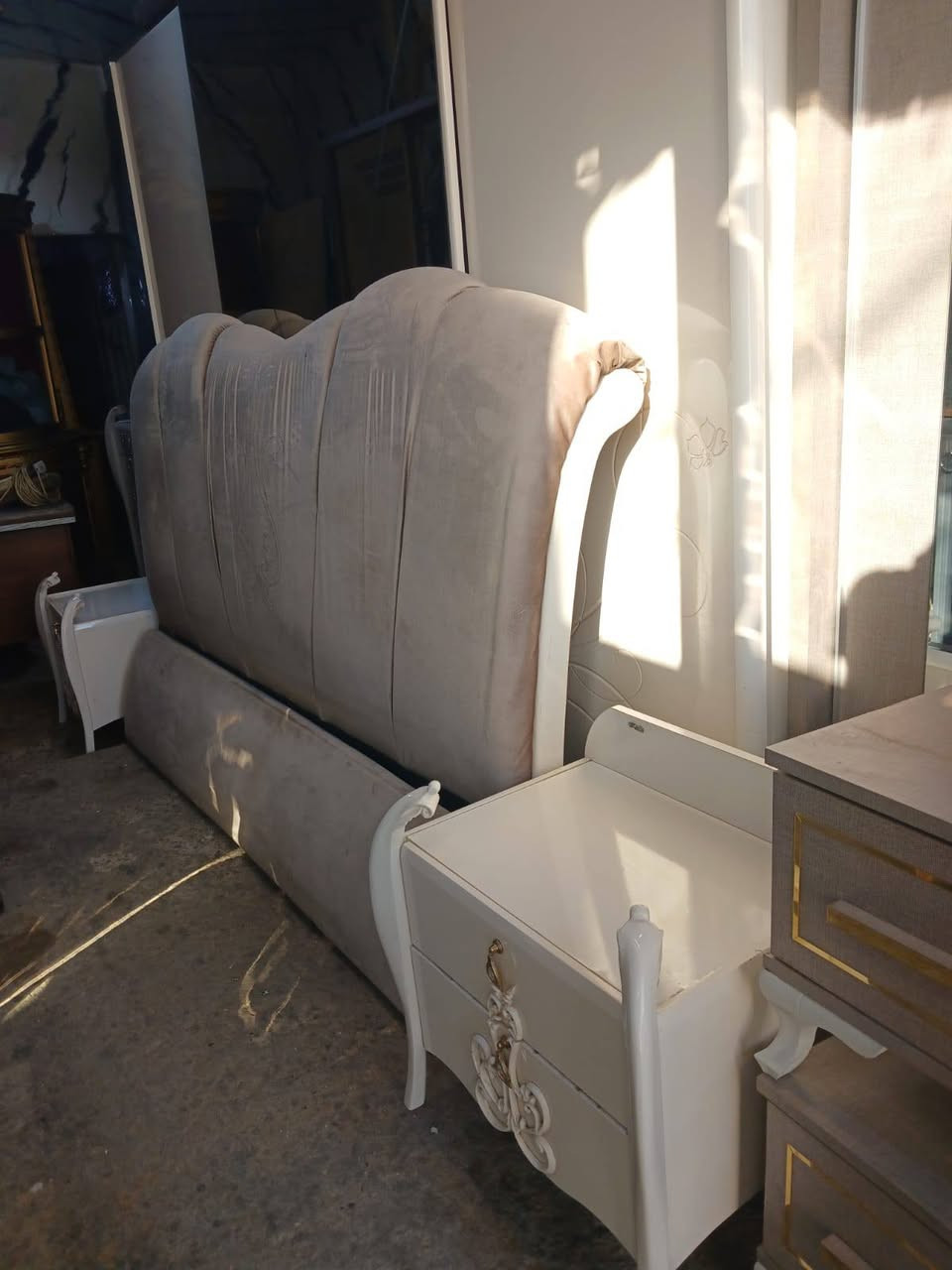 سلام عليكم
غرفه نوم مستعمل تركي 7قطع سلايت 
نظافه 90%  
حلو مرتبه تجي تشوف بعينك 
مكان بغداد حي الاعلام شارع قطر الندى 
الاستفسار على رقم ***********
