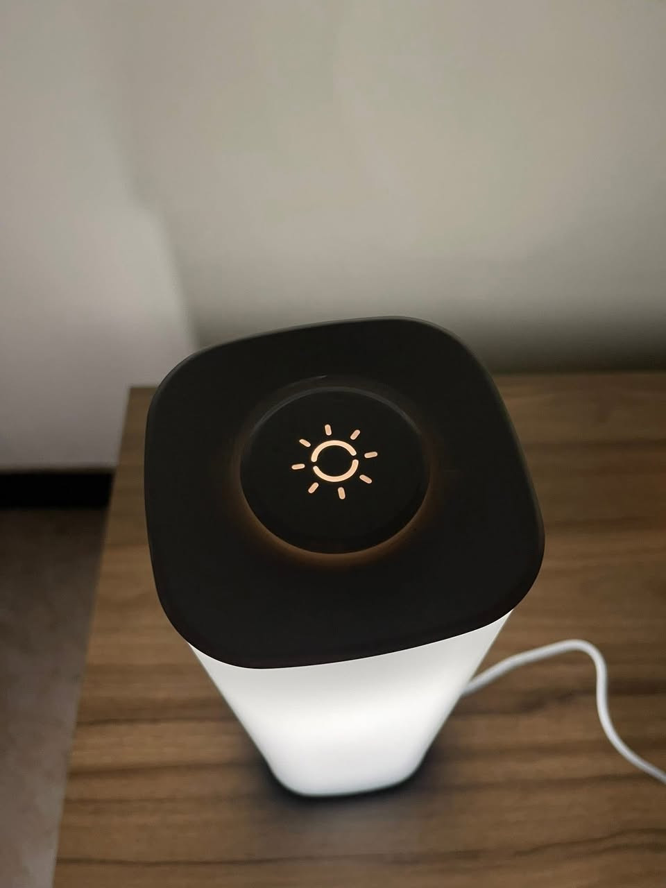 متوفر جديد السـعر 20 الف مع توصيل بغداد ومحافظات
( مابي جهاز تحكم ) فقط لمس يشتغل ** 
فحص بوجود المندوب **❤️ 
---
هذا مصباح طاولة LED من Semlos. فيما يلي بعض ميزاته الرئيسية: 
يتميز بـ 3 خيارات لدرجة حرارة اللون (3000 كلفن، 4500 كلفن، و 6000 كلفن).
يتوفر على 10 مستويات سطوع مختلفة لكل لون.
يمكن التحكم فيه باللمس من الأعلى أو باستخدام جهاز تحكم عن بعد.
يعمل بمدخل USB من النوع C وله استهلاك طاقة يبلغ 5 واط فقط.
لا يحتوي على بطارية مدمجة ويجب توصيله بمصدر طاقة للاستخدام.


**إذا كنت صاحب هذا الإعلان وتريد حذفه لأي سبب، رجاءا أرسل رسالة إلى الدعم الفني**