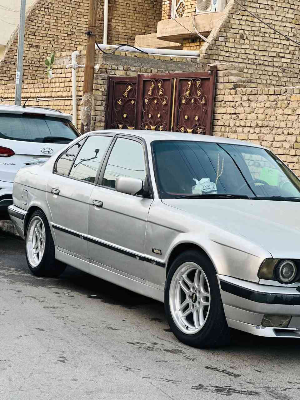 *للبيع | BMW 525i*
*"وحش التسعينات الألماني E34"* 💎

- *السيارة*: BMW الفئة الخامسة E34

- *الموديل*1993 اصل 

- *الحجم*: 525i

- *المحرك*: بشرط مسكر فانوس M50 - 2.5 لتر 6 سلندر، القوة والاعتمادية

- *الكير*: أوتوماتيك بشرط 

- *اللون*: سلفر ملكي، هيبة بالشارع

- *الرقم*: سليمانيه دولي باسمي هزه لل30

- *ويل كب*: M. الأصلي، يخبل على السيارة

- *كشنات مدوشمه ونضيفه  

- *السياره بيها جراد قماره وبنيد يرادلها فرن وصبغه مرتبه 

- * السيارة مصيونة ومرتبة، واضحة بالصور من بره وجوه

تبريد شغال وي السويج 

بجم عريض 

منضومه لايت زنون 

*📍 المكان*: واسط ***********

تعال وبخدمتك
