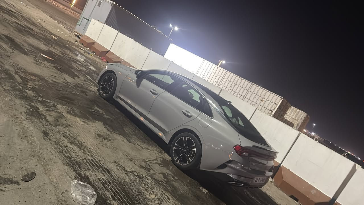السلام عليكم اصدقائي ، كيا K5 gt line 1.6T موديل 2023 ماشية 60،000KM وقابل للزيادة ، السيارة فول 1/1 داخل احمر تدفئة كشن بانوراما رادار الى اخره ..... السيارة حادثهه 3 قطع فقط لاغير بنيد وجاملغين مبدل ومصبوغ تصليح درجة اولى ، وحتى اكنن واضح وياكم بيهه تعديل ع كد 3cm بفنجان قاعدة الدعامية حطيته الكم من ضمن الصور ، مايبين بالعين المجردة لكن يطلع بالسونار ، السيارة ادامة روتينيه عليهه عند الورشة الهندسية ، بانزين محسن ودهن اصلي دائماً ، حدادية كاملة ، السيارة مكانهه بصرة 
الرقم *********** 
سونار موجود 
سعر السيارة 173 وبيهه مجال للشراي وانا بخدمتكم
