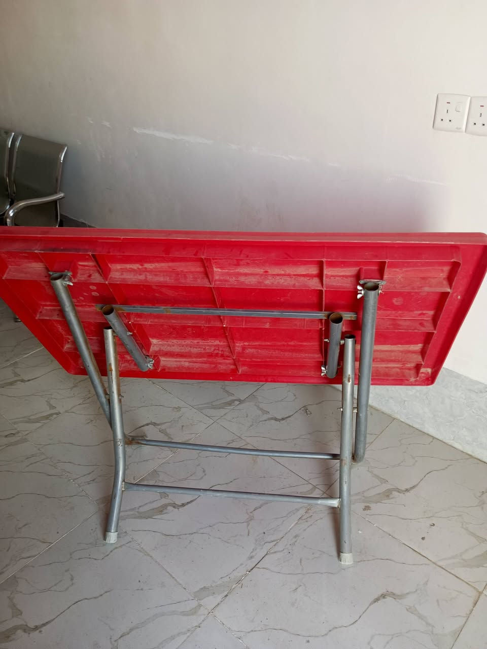 كريل بركر +ميز حديد مسدس طول3*2 عرض 40 سانتيم عليه قاعده مال كريل البركر +ميوزة طعام عدد 4 +كراسي 4 +مقعد ثلاثي +سنك+ثلاجه يعني غراض مطعم كامله بس تفتح مشروعك 
للاستفسار الاتصال على الرقم ***********
ملاحظة ابيعهن شلعه وحده مابيع مفرد اليحتاجهن يخابرني 
سعرهن 600 الف كلهن
