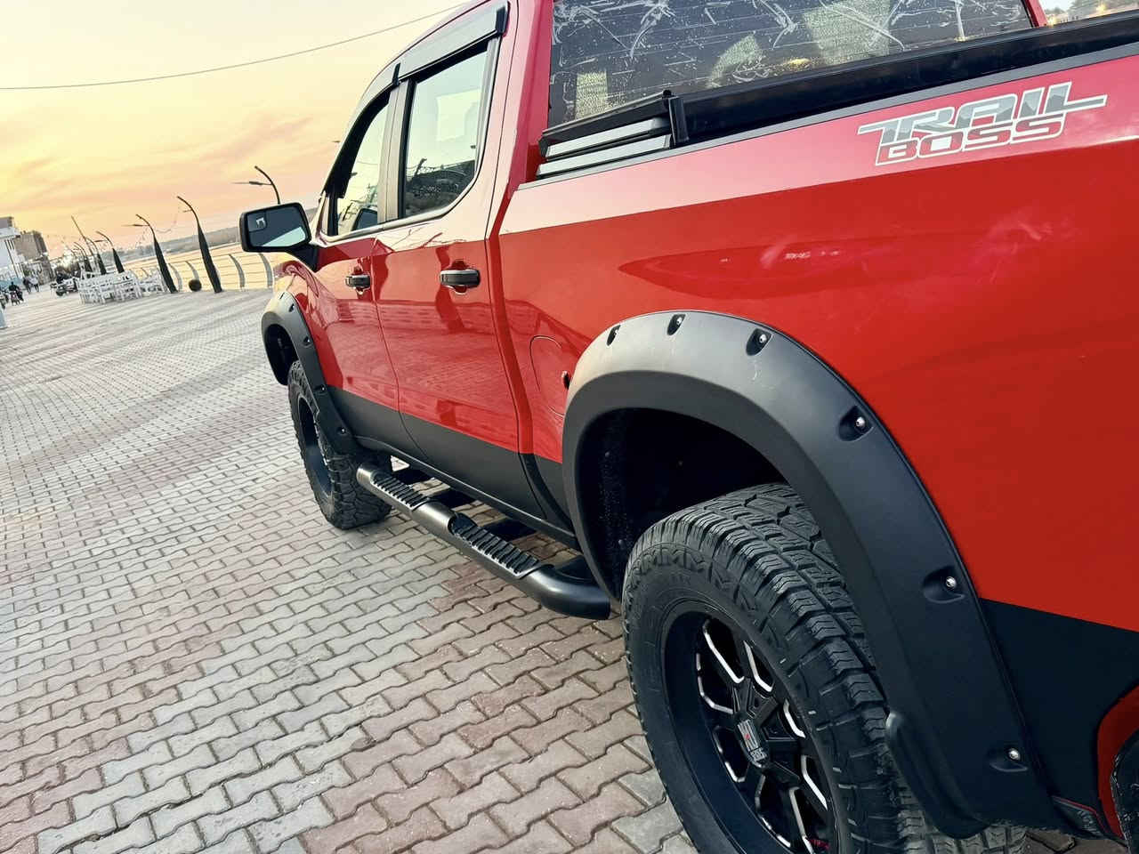 السلام عليكم 
للبيع شوفرليت سلفرادو Z71 تريل بوس موديل 2021 لون احمر ناري مميز  ماشية 30 الف 
مواصفات السيارة 
1-بدي قصير باب طويل المرغوب
2-محرك السيارة V8 
3- دفع رباعي 4 وضعيات قيادة 
4-تشغيل عن بعد
سيارة جداً نظيفة وما متعوبة ومصروف عليها هواي نظام تعليق +ويلات وتايرات حجم 20 +نفخات وسبيسرات تعريض+ سستم سوادات كامل+تغليف الارضية جلد+ غطة بدي اصلي .

السيارة گير ومحرك وأكسل وصدر ضمان سيرفس كامل قبل 20 يوم 

الضرر چاملغ امامي عكس السايق مفتوح وراجع نفسه بي اصبع تعديل bdr يعني مايبين بس بالسونار  وچاملغات خلفية كلير امريكي فقط بدون صبغ صور الضرر مرفقة مع المنشور .
مكان السيارة بغداد/الأنبار .
السعر 289$ وبي مجال 
.للأتصال محمول او واتساب ***********
