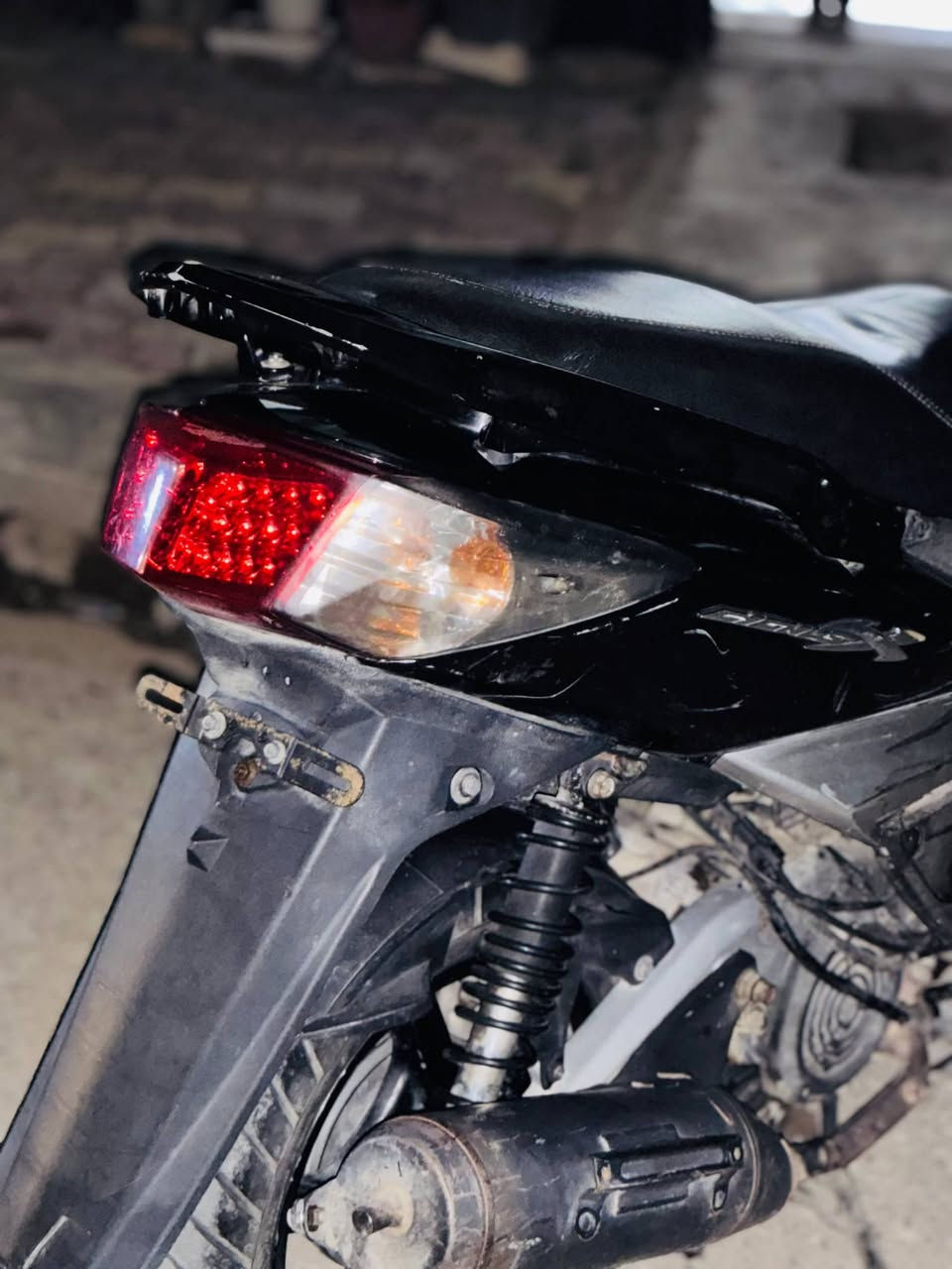 السلام عليكم سكنس فحل ياباني لمتدد بيها تدفئه للبيع او مراوس ب ٤ كير 
دراجه اخت الرمبه نكرة سلف شرط شلعه ومعدل كفرات الاصليه مكينه خير من الله مكينه ونوزل كفاله مزودة كلجات رياضي 
للاستفسار ***********
