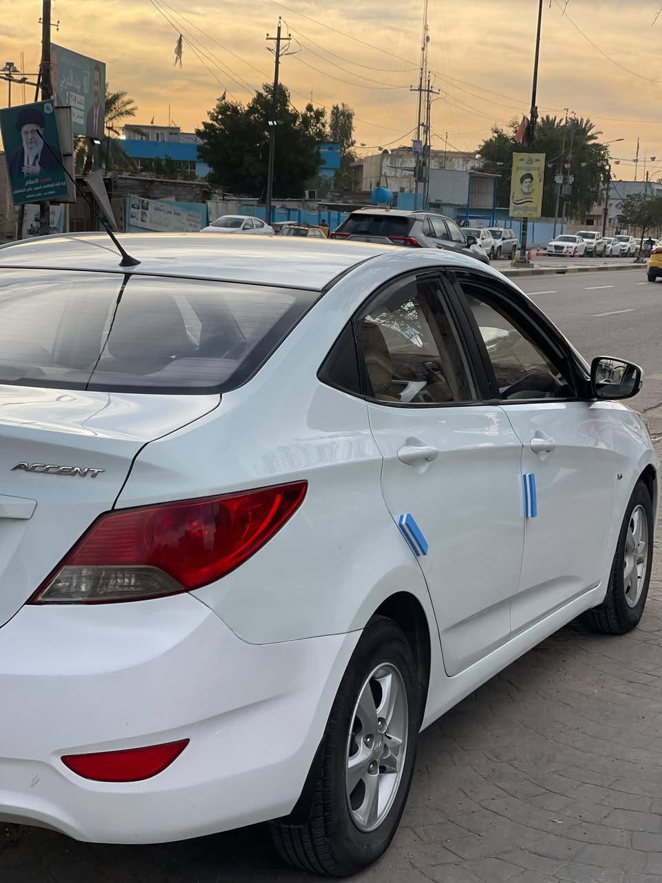 اكسنت 2013 خليجي 
محرك: 4 سلندر
سعة: 1.6 لتر دبل قطره
كير
أو أوتوماتيك 
نوع البنزين: عادي
بلوتوث 
تحكم من الاستيرن
قفل مركزي + ريموت
زجاج كهرباء
شاشة
تبريد وتدفئه

🛡️ الأمان
وسائد هوائية ( ايرباك )

               (ABSمانع انزلاق)
نظام مانع الانزلاق �
اقتصادية جداً بالبنزين

السياره بيه أدامة بالصدر بالامامي والخلفي جيد جدا 
بيه باب صبغ وحده وبارد قليل جدا بالجاملغ 
سياره استخدام شخصي نظفيه جدا 

السعر 103 ورقه وبي مجال شي قليل 
 المكان بغداد الحريه
***********
