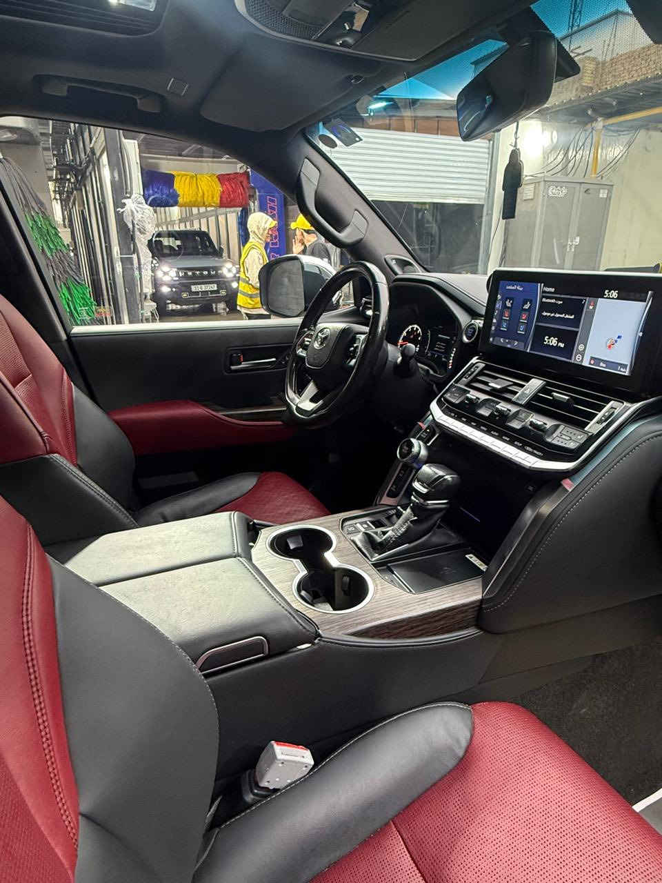 سلام عليكم لاندگروز تيوته توين تيربو  2023 اللبيع مكفوله شخط مابيه مغلفه ببي اف السيارة ماشية 46  ساز فول مواصفات داخل ماروني  VxR  الاستفسار ***********  رقم بغداد
