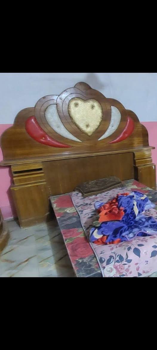 السلام عليكم 
غرفه للبيع مثل متشوفون الكنتور نضيف مابي شي حتى التخت والزاويه ميز تواليت بي ضرر مثل مموضح كدامكم #المكان #الدولي #السريع #قرب #قاعده #كالسو  للاستفسار اتواصلو ويه صاحبها ***********   ٤٥٠ وبيها مجال وهم تجون وتشوفون
