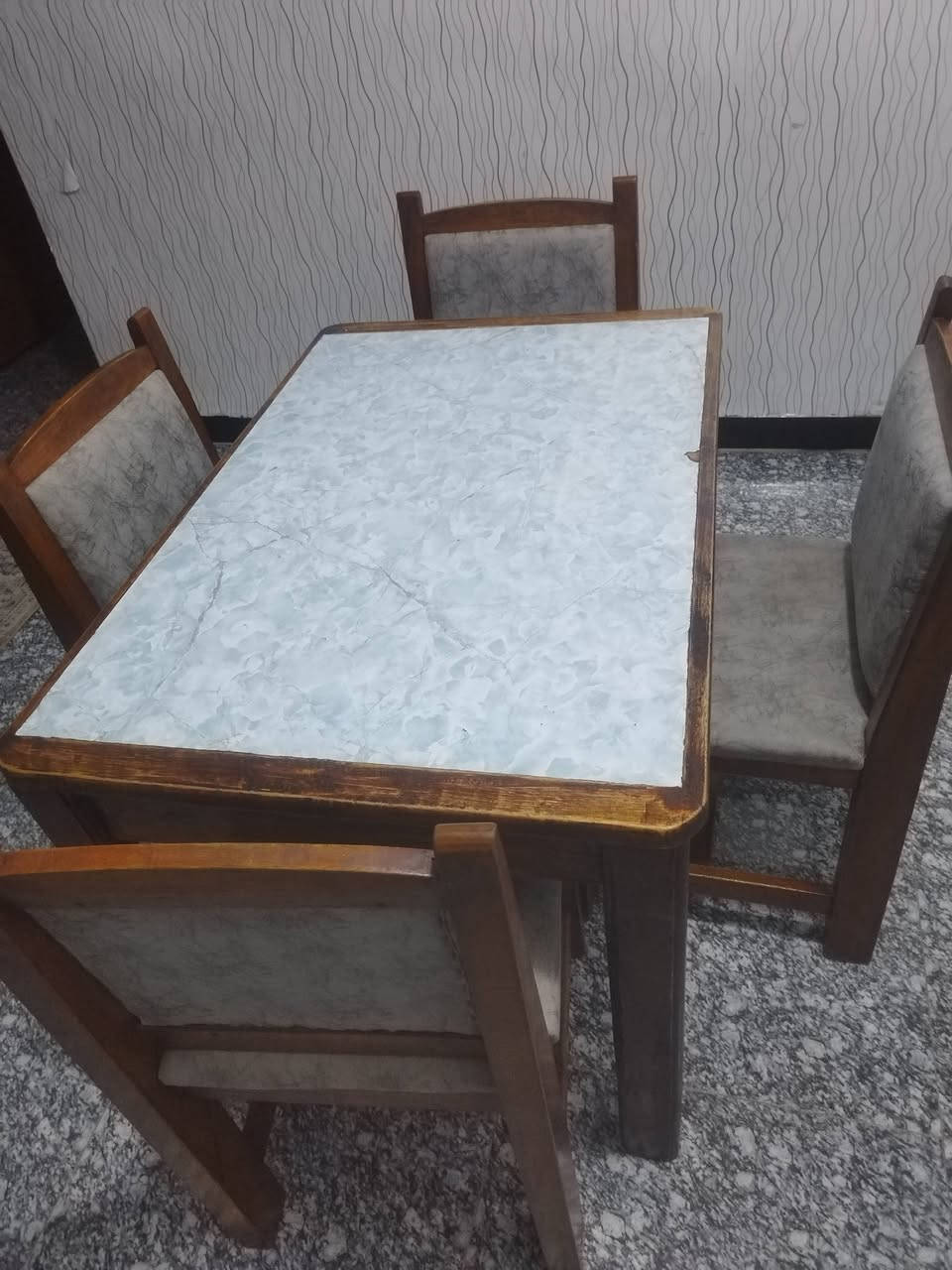 ديوان ٩ مقعد. بدون اي. ضرر السعر ١٩٥ نهايته.
ميز طعام ٤ كراسي ٨٥ نهايته 
 المكان ابو. غريب موجود توصيل بكروه
***********
