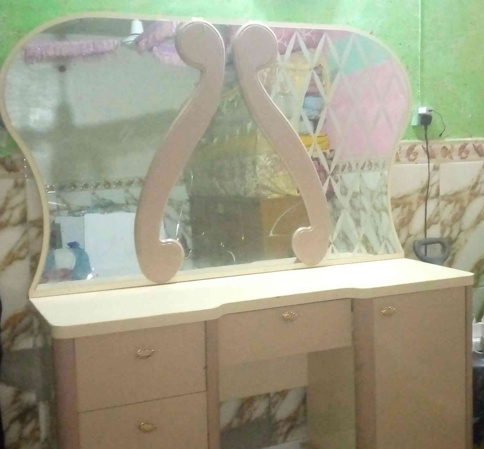 ميز مراية للبيع تركي نضيف سعرة 60 حي الميلاد رقمي ***********
