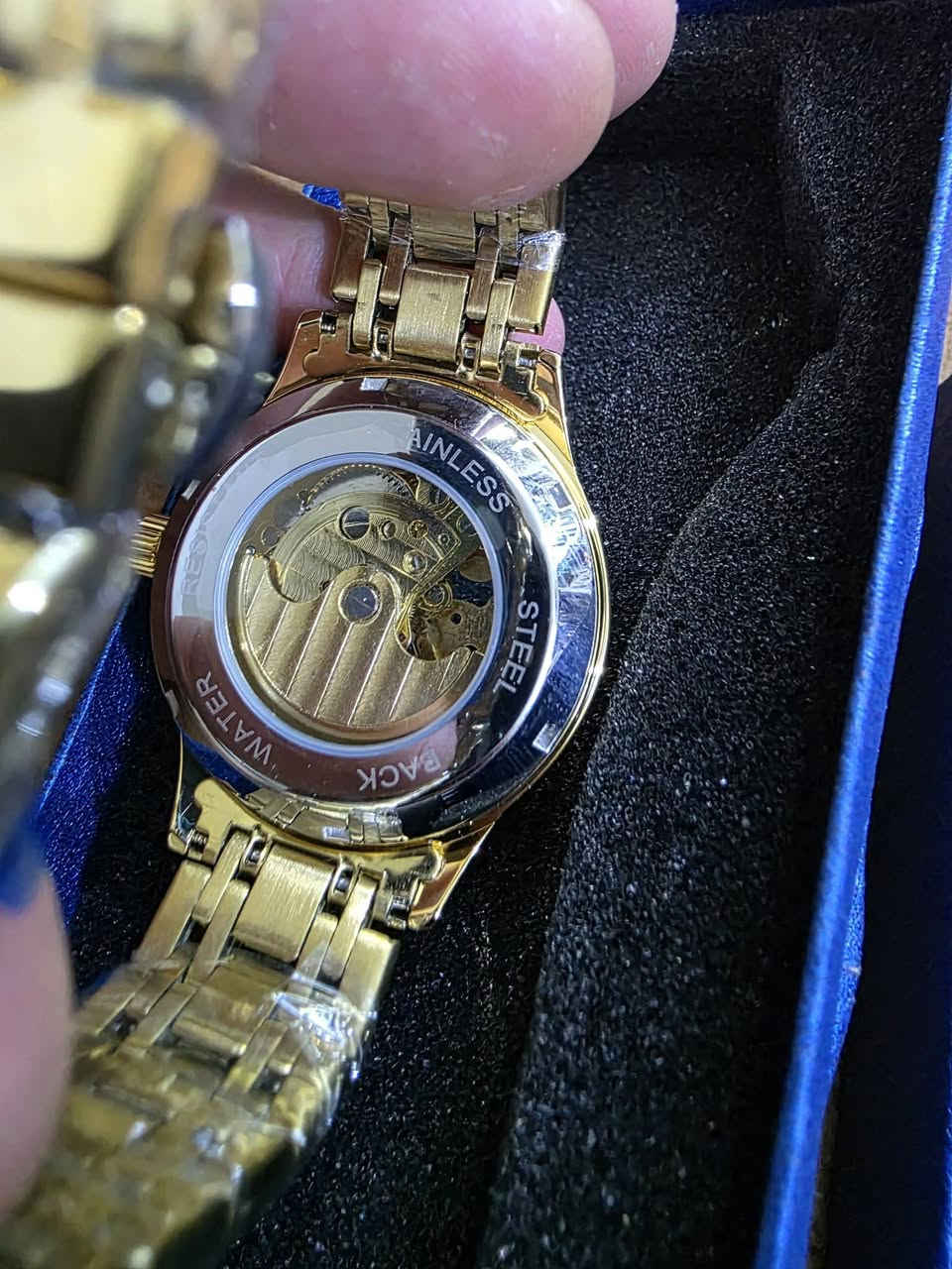 للبيع ساعة AO KULASIC الفخمة ✨
⌚ تصميم سكليتون فاخر يبين حركة المكينة
💎 لون ذهبي جذاب مناسب للسهرات والطلعات
⚙️ حركة أوتوماتيك / ميكانيكية بمظهر راقي
🎁 تجي ويا بوكس مرتب وتصلح هدية فخمة
جديده غير مستخدمه
سناتر شغاله نضام شمسي قمري
ماكنه كشف نفس ما واضحه عدكم
📩 للحجز والاستفسار خاص


**إذا كنت صاحب هذا الإعلان وتريد حذفه لأي سبب، رجاءا أرسل رسالة إلى الدعم الفني**
