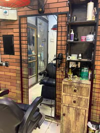 سلام وعليكم ديكور محل حلاقة للبيع 1 سماعة دمام عالية جدا السعر 50الف /...