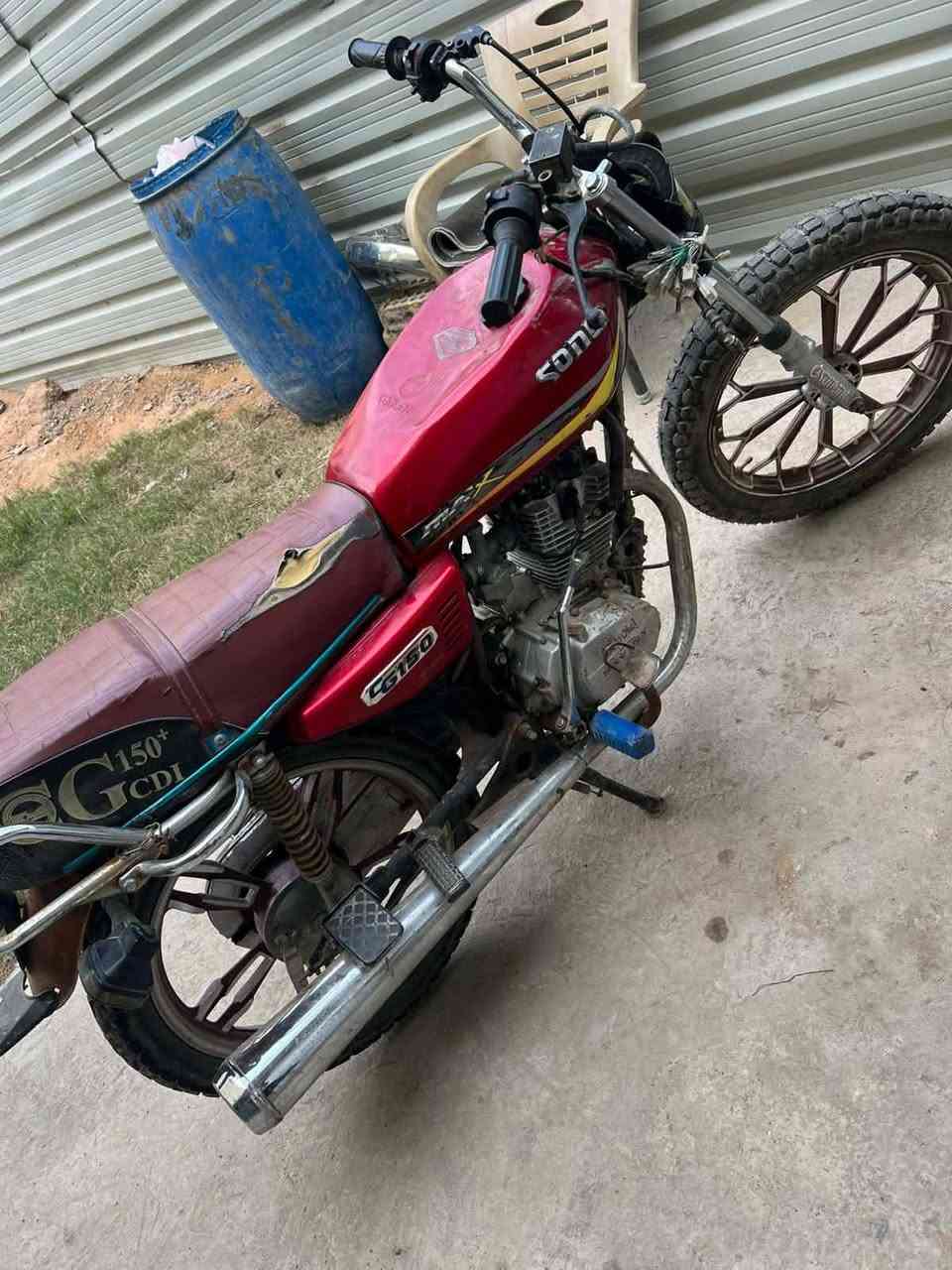 السلام عليكم ورحمة الله وبركاته اخواني مكلف بالنشر دراجة للبيع موديل 22 مكينة 150 مكانها الدورة الهواشه هاذ رقم صاحبها بيه واتس اب ***********
