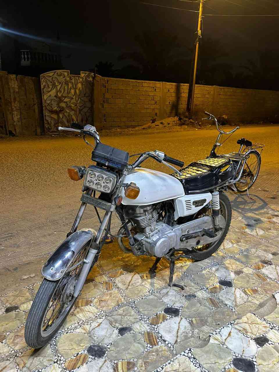 السلام عليكم دراجة ايراني شلامة اصلي مديل ٢٠٢٢.  (اوراق )بعدني ما مطلع رقم ولا سنوية دراجة حلوة ورزنة بل مشي دراجة مال جني تخبل وياها كلجات جدد بعدني ما شادهن وضفيرة جديدة بعدني ما شادها وغراضها القديمات تانكي هم وياها سعرها ٨٠٠ بيها مجال شي قليل. *********** مكاني ابي خصيب
