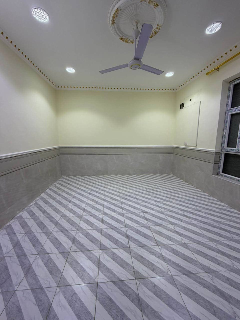 #شقة_للايجار 👇👇بناء حديث درجة اولى

#الموقع // #حله_حي_الزيتون

#المساحه // 160 م

#مبلغ_الايجار // خاص

#التفاصيل ( استقبال + مطبخ حار وبارد + هول 

+ غرفة نوم  عدد 2 + مجمع صحيات 2

+ منور عدد 2 + مخزن )

——————————

للاستفسار اكثر مراسلة الصفحة او الاتصال 

 #علاء_الغرباوي  📞 ***********

او مراجعه المكتب 🏠#مكتب_روعة_اللقاء_للعقار 🏠

               🏗️ #مــوقع_المكتب🏗️

{ بابل/ حله نادر الاولى شارع الخدمي قرب سكله صدام } حلة, بابل
