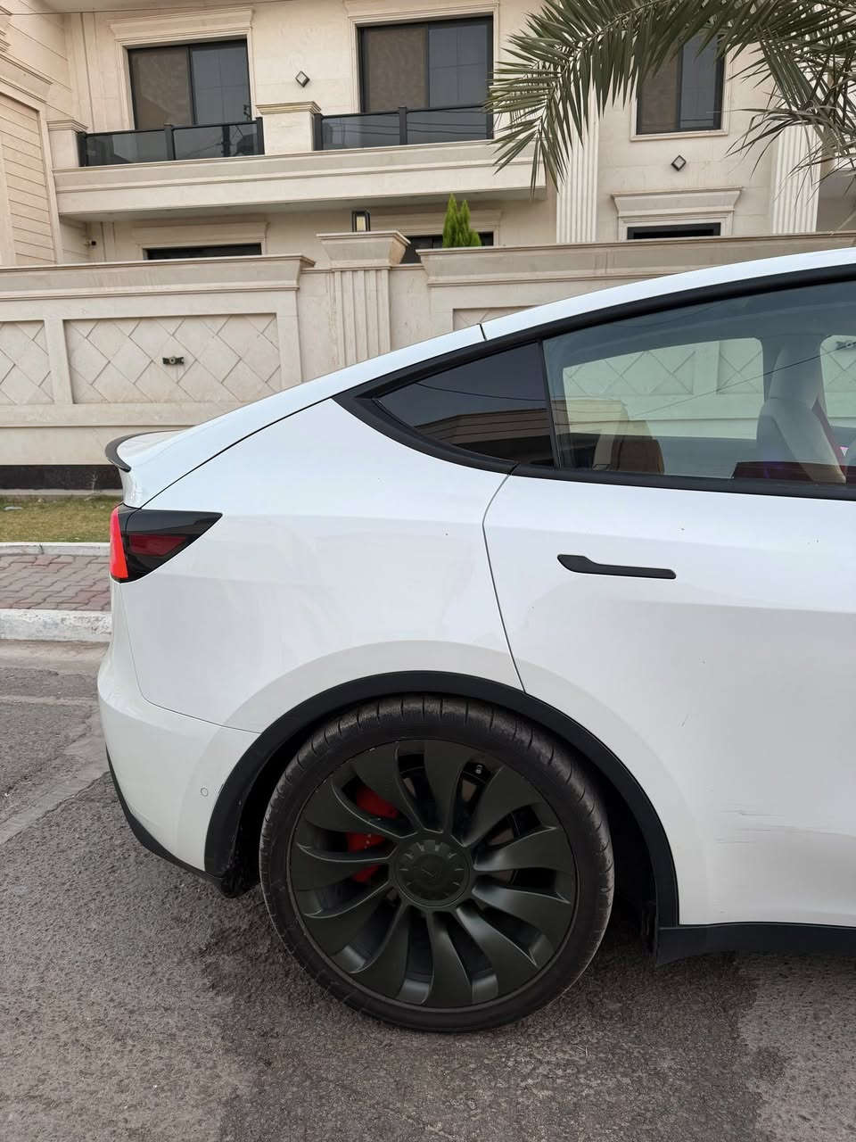 السلام عليكم للبيع 
تيسلا y بيفورمنس ( رياضية ) 2022

نظام دفع: كهربائي ثنائي المحرك (Dual Motor AWD)
* الدفع: رباعي دائم (AWD)
* التسارع 0-60 ميل/س (0-97 كم/س): 3.5 ثانية
* السرعة القصوى: 250 كم/س (155 ميل/س) تقريباً
* القوة المقدرة: بين 455 و580 حصان حسب طريقة القياس والمصدر.  

البطارية والمدى

* البطارية: حوالي 75 كيلوواط ساعة
* المدى الرسمي EPA: 303 أميال (488 كم) للشحنة الواحدة.  
* الشحن المنزلي (240 فولت): حوالي 11.8 ساعة للشحن الكامل.  
* دعم شحن Tesla Supercharger السريع حتى 250 كيلوواط.  

العجلات والفرامل

* جنوط Uberturbine قياس 21 إنش
* فرامل Performance أكبر حجماً
* نظام تعليق رياضي منخفض مقارنة بفئة Long Range.  

المقصورة

* شاشة وسطية 15 إنش
* سقف بانورامي زجاجي كامل
* 5 مقاعد
* تدفئة للمقاعد الأمامية والخلفية
* شحن لاسلكي للهواتف
* نظام صوت Premium مع 14 سماعة وساب ووفر.  

مساحة التخزين

* خلف المقاعد: 34.3 قدم³ (حوالي 971 لتر)
* الحد الأقصى بعد طي المقاعد: 76.2 قدم³ (حوالي 2158 لتر).  

أنظمة السلامة

* Autopilot الأساسي
* مثبت سرعة متكيف
* المحافظة على المسار
* كاميرات محيطية
* مراقبة النقطة العمياء
* ⁠
الحادث فقط جاملغ وبنيد مكفول شواصي ولغود واي شي غير الذكرتهن تصليح درجه اولى ✅

السعر 21500 بيه مجال 

عنوان بغداد 

*********** 

‭0788 011 0077
