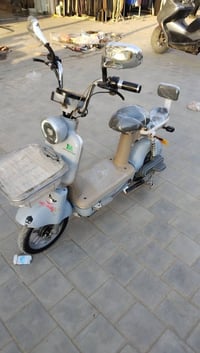 دراجه شحن نضيفه وكامله كلشي شغال حجم 14 وياه شاحنه وبصمه وسويج   السعر...