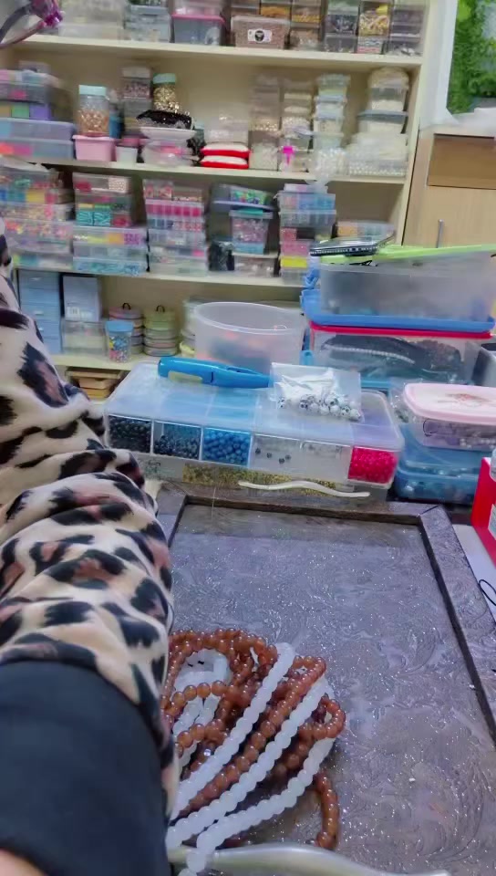 كل عام وانتم بالف خير 
 احس نفسي اسعد وحدة من استلم طلبياتي الخرز👈  هيه هاي العيد مو مهم اشكد اصرف مهم اني سعيدة 😍😍😍


**إذا كنت صاحب هذا الإعلان وتريد حذفه لأي سبب، رجاءا أرسل رسالة إلى الدعم الفني**