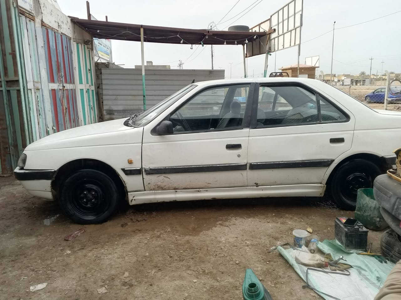 السلام عليكم اخوان عندي سياره بيجو مكينه وكير ياباني كورلاء وسنويه مجدد 2029 رايده 18,وبيه مجال ***********
