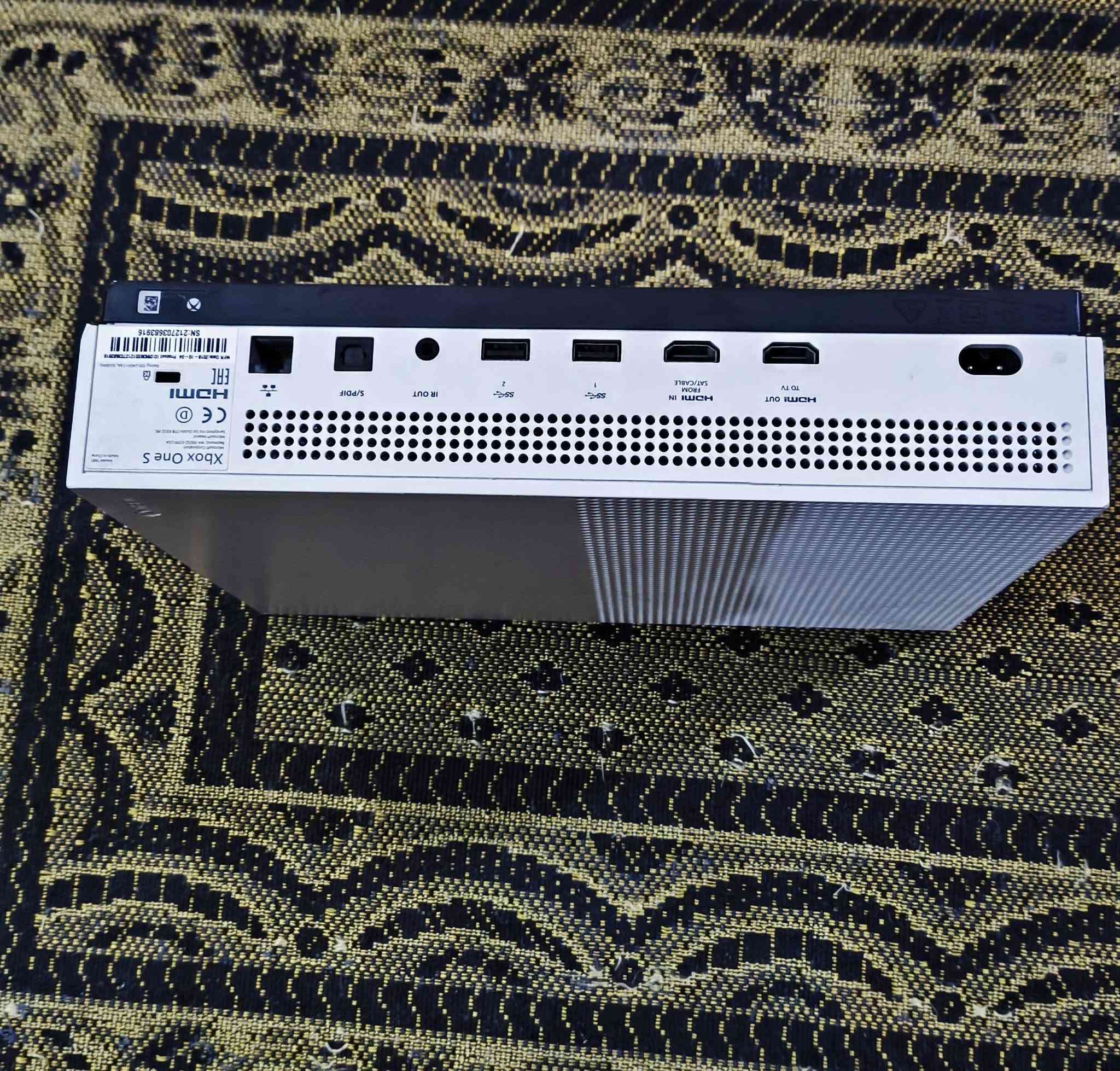 السلام عليكم 
Xbox One S للبيع نظيف مثل ما موضح بالصور، ما داخل تصليح مابي أي مشكلة سعر 180 الف وبي مجال بسيط. 
***********
