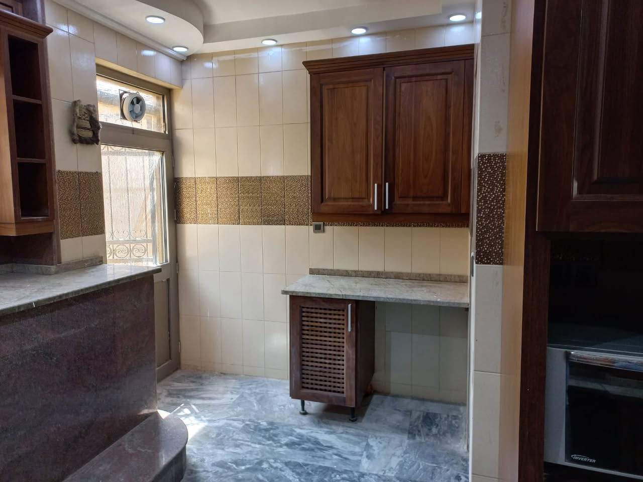 للإيجار – بيت مميز في المنصور / الداودي
موقع استراتيجي قريب من الشارع العام، مناسب للسكن أو الاستخدام التجاري (شركات، مكاتب، عيادات).

🔹 المساحة: 600 متر مربع
🔹 المواصفات:
• 6 غرف نوم
• 2 صالة واسعة
• سرداب كبير متعدد الاستخدام
• 4 حمامات
* مسبح داخلي 
• كراج يسع 4 سيارات
• رصيف بعرض 5 أمتار
• إنترنت كيبل ضوئي (Fiber Optic)

المميزات:
موقع راقٍ ومميز
مناسب للسكن العائلي أو الشركات
مساحات واسعة وتصميم عملي
جاهز للسكن أو الاستثمار فوراً

للاستفسار والمعاينة:
مكتب وليد العيسى للعقار
***********
***********
