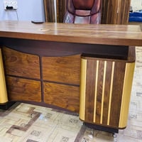 ميز مكتبي • ٧ كراسي بلاستيك • رفوف نظيفة