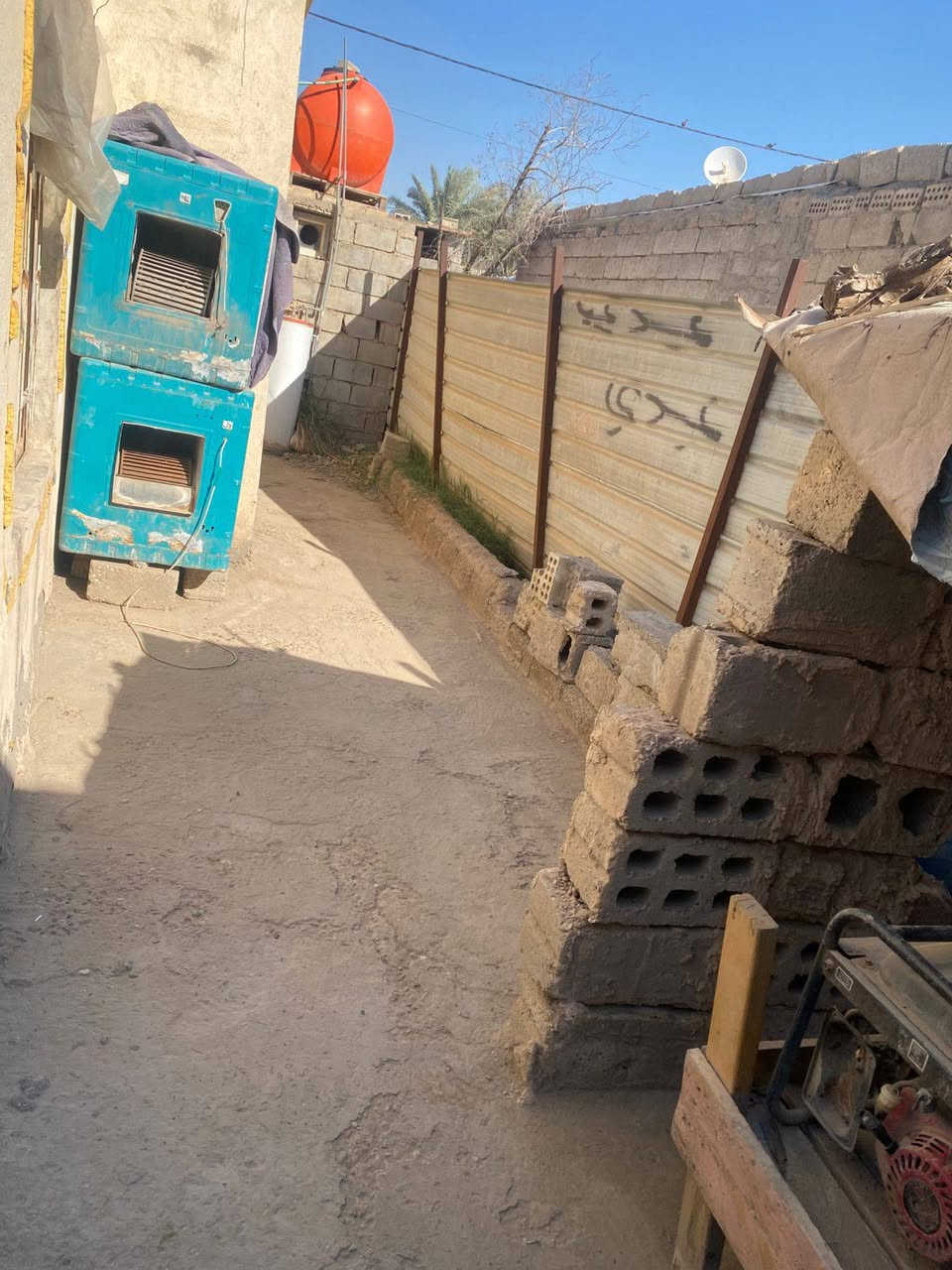 دار للبيع حي سكينه مساحه 240  
يتكون من غرفتين نوم صاله استقبال ومطبخ وترك البيت عكاده سقف ثانوي البيت 
للاتصال ***********
