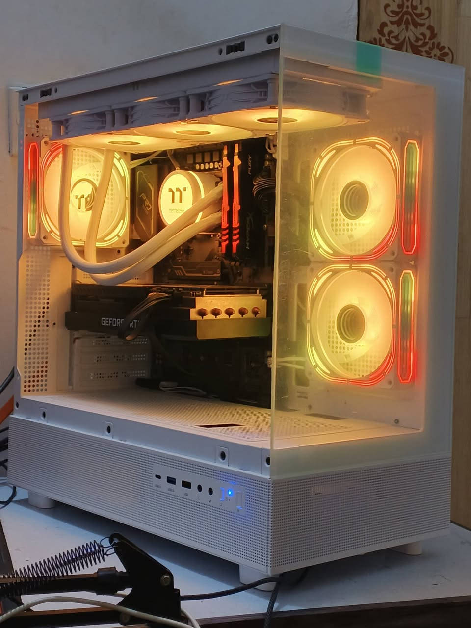 السلام عليكم 🌹 
حاسبة للبيع 
الكيس+ المبرد +الهارد كلهن جدد باقي الغراض مستعمل اخو الجديد 
حاسبة كلش قويه تشغل كل الالعاب على 4k
وفريمات عاليه وتخدمك بثوث برمجه تصميم منتاج 
كلشي حرفيا

المواصفات :
‎I7 12700
‎Thermaltake pro 360 white liquid cooler New
‎Asrock b660 pro rs
‎16Gb ram 2×8 3200 hyber x rgb
‎Galax RTX 3070TI
‎1Tb ssd m.2 nvme
‎Fantech 650w psu 80+bronze 
‎Dark flash dpx90 white with 3argb white fans New 
‎Windows 11 pro 25h2 New

السعر مليون وربع
1,250,000 دينار 🔥🔥🔥
السعر نهائي ما بيه مجال 🔒

ضمان شهر اي خلل ترجعلك فلوسك 💯
توصيل متوفر 🚚

وعندي شاشة msi 2k 180hz 27inch
سعرهه 240 الف 🔥

وماوس وكيبورد ميكانيكي و ماوس باد وسماعات ويدة كلهن بسعر 125 الف

اذا تاخذ الحاسبة والشاشة والاكسسوارات كلهن
يصير مجموعهن اقل اسويلك خصم
السعر كامل بدون الخصم: 1,615,000
السعر كامل: 1,575,000
مليون و 575 الف دينار 🔥🔥🔥

عنواني بغداد السريدات الجديدة وره صيطرة الشعب 
للحجز خاص او واتساب :
***********
