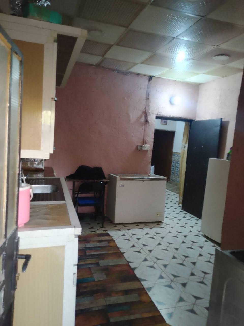 للبيع مساحه 120م مسجل بلبلديه ومرقم قريب علشارع 
يتكون من غرفه وصاله واستقبال ومطبخ وصحيات داخله وخارجيه ومكشوفه درج تشاريف بيتونه السطح مطبك فرشي ارضيه بورسلين مع بورك بناء ابلوك تجعيب طابوك السكف عكاده شيلمان العنوان شارع المطار الجديد لشارع المجاور أسواق فدك قرب سكلة السعر 28بي مجال قليل جدا للستفسار اتصل ***********مكتب بركات الصدرين للعقار شارع الحوزه
