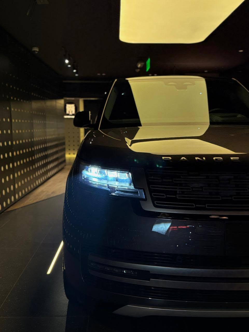 🔥 Range Rover Vogue HSE P400 🔥
✅ محرك 3000 CC
✅ قوة 400 HP
✅ عزم 550 N.m
✅ تسارع من 0 إلى 100 كم/س في حوالي 5.7 ثانية
✅ عداد 2,000 كم فقط (كسر زيرو – بحالة الجديد)
✅ المالك الأول
✅ صيانة وضمان الوكيل
✅ باقة صيانة سارية
✅ رخصة سارية
✅ حماية كاملة للهيكل (Full Body Protection)
✅ دهان المصنع بالكامل
💰 متاح التقسيط والبدل بجميع الأنواع
💰 مقدم يبدأ من 10% فقط
💰 عروض خاصة للكاش
🏎️ لدينا جميع أنواع السيارات تحت سقف واحد
📞 للمزيد من المعلومات: 01050049544 العجوزة, الجيزة


**إذا كنت صاحب هذا الإعلان وتريد حذفه لأي سبب، رجاءا أرسل رسالة إلى الدعم الفني**